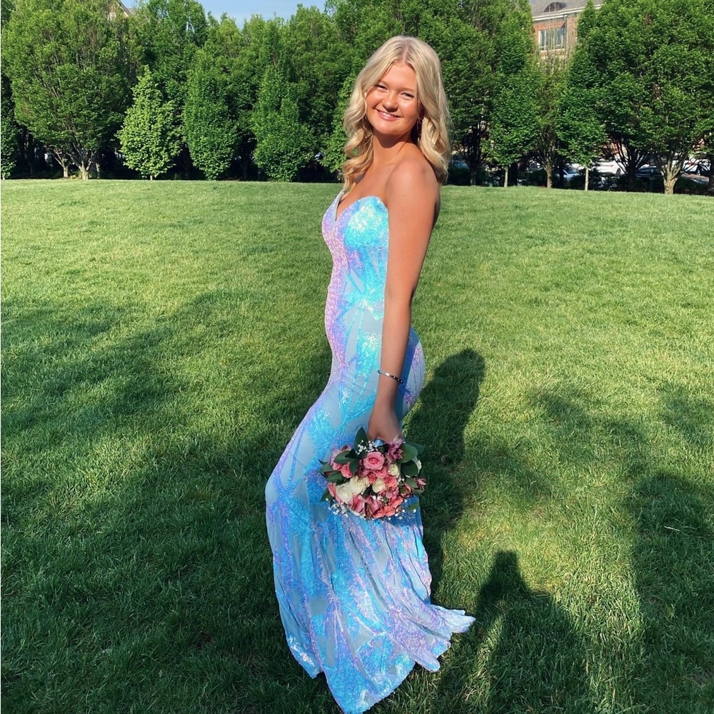 COPY - SELLING JOVANI PROM DRESS LIGHT BLUE SIZE 2